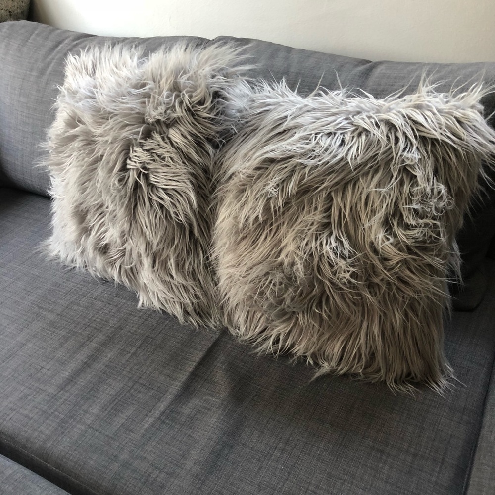 2 Fluffy pillows